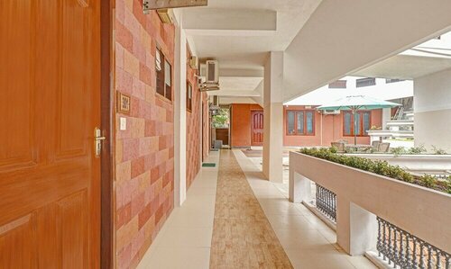 Treebo Trend Green Palm Resorts, Varaa Hotelli Hotellit New Delhi uima-altaalla, Uima-allas