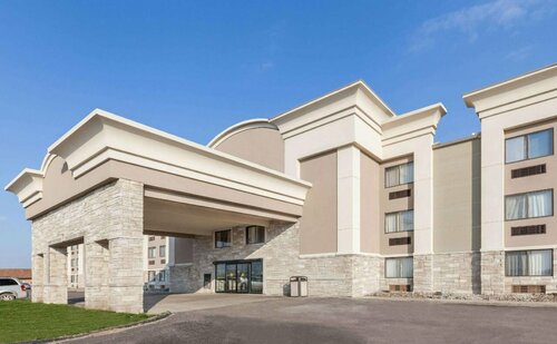 Wingate by Wyndham Detroit Metro Airport, Buchen Sie Hotel Romulus Detroit und Umgebung