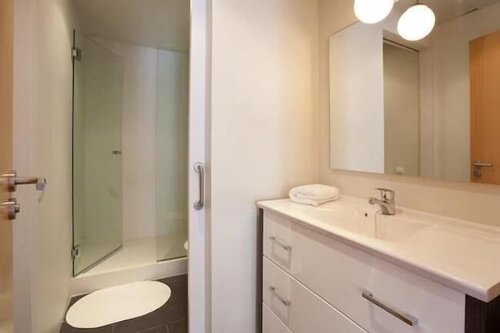 Spacious Apartment for Families Near Park Guell, Забронировать Апартаменты/квартира Барселона провинция Барселона, рядом с Больница Валь Д'Эрбон