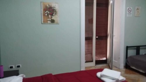 Alloggio di Luna B&B, Забронировать Отель «постель и завтрак» Неаполь - Центральный вокзал Неаполь, рядом с Церковь Пио Монте делла Мизерикордия