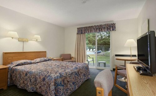 Travelodge by Wyndham Bracebridge, Reserva ahora Posada u hostería Hoteles en Muskoka con aparcamiento, Aparcamiento