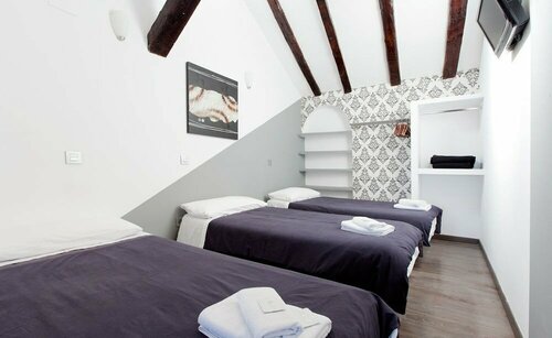 Hostal Abril Madrid, Забронировать Хостел Хостелы Мадрида, рядом с Музей истории, Хостел