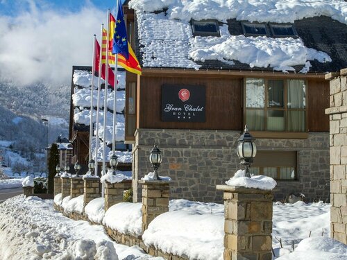 GRAN CHALET HOTEL & PETiT SPA WELLNESS, Забронировать Шале Виллы Вьельа Э Михаран, рядом с Церковь Св. Михаила, Вилла