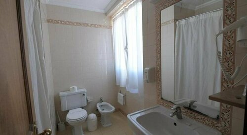 Flag Hotel Fátima Irmãs Dominicanas, Забронировать Отель Фатима Ribatejo, рядом с Museu de Cera