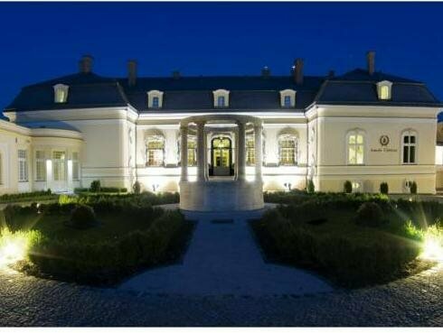 Hotel Château Amade, 预订 酒店 Vrakúň 特尔纳瓦州
