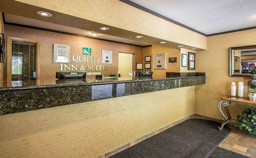 Quality Inn & Suites Decorah, Забронировать Отель Отели Декора с парковкой, рядом с Дом-музей Портеров, Парковка