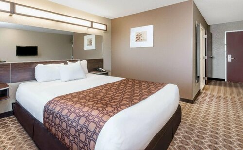 Microtel Inn & Suites by Wyndham Dickinson, Забронировать Отель Дикинсон Theodore Roosevelt National Park, рядом с Музей первых станков
