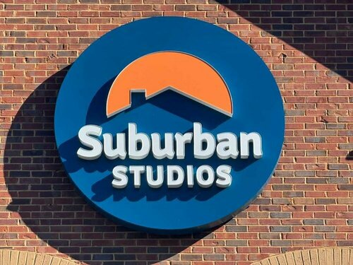 Suburban Studios near University of North Carolina-Charlotte, Забронировать Отель Northlake Шарлотт