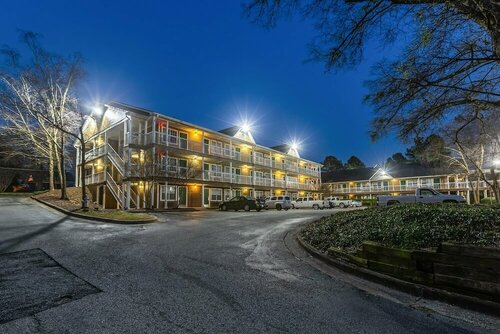HomeTowne Studios by Red Roof Atlanta NE - Downtown Norcross, Buchen Sie Hotel Norcross Georgia