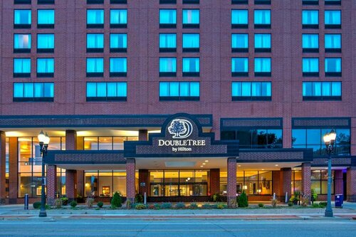 DoubleTree by Hilton Lansing, Book Hotel Lansing Michigan