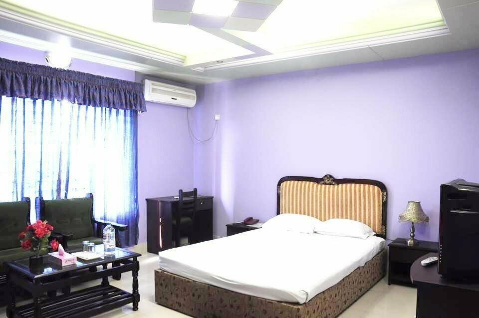 দি এলিনা হোটেল এন্ড স্যুটস্