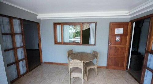 Hotel Los Lapachos, Забронировать Отель «постель и завтрак» Отели в центре Пуэрто-Игуасу, в центре, Парковка