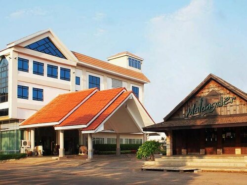 NH Elegant Hotel, Забронировать Отель Отели Sakon Nakhon Province с парковкой, Парковка