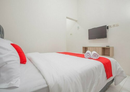RedDoorz near Ciputra Golf Surabaya, Varaa Hotelli Lakarsantri Surabaya