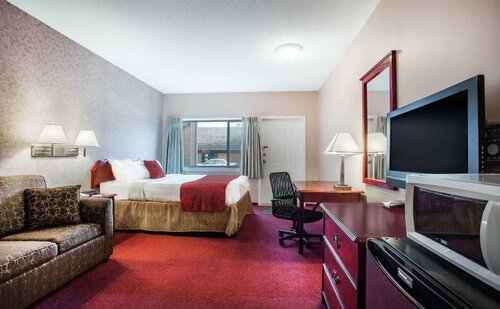 Ramada Limited 100 Mile House, Забронировать Отель One Hundred Mile House Cariboo Chilcotin Coast