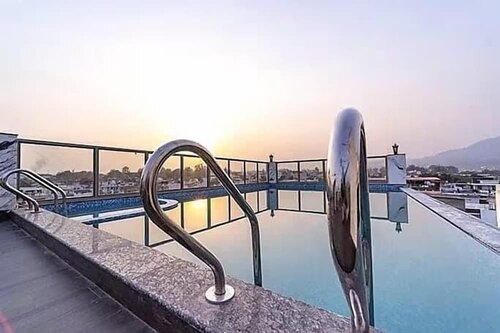 Holy Vivasa, Rezerwuj Hotel Hotele w Uttarakhand z basenem, Basen