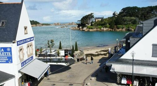 Hôtel de lEurope Bar de lHôtel de lEurope Ploumanac’h Perros-Guirec, Réserver Hôtel Hôtels à Bretagne avec parking, Parking