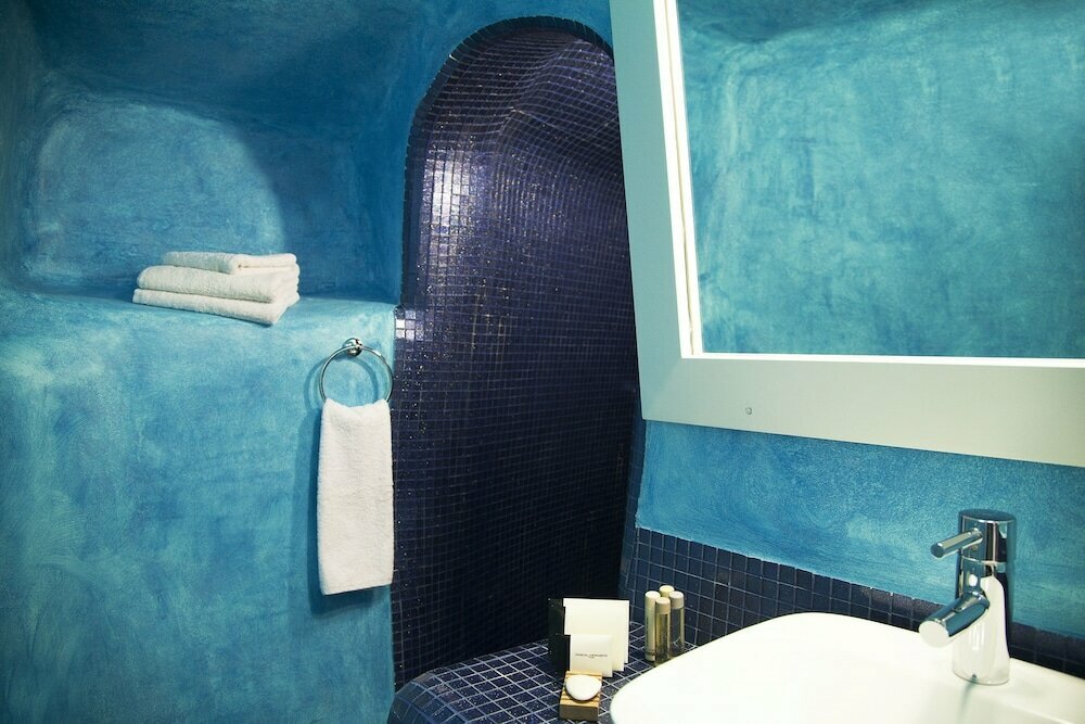 WhiteDeck Hotel