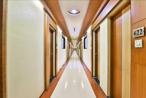 Hotel Ostria, Rezerwuj Hotel Hotele w Surat z parkingiem, Parking
