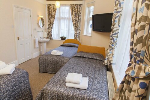 Gatwick Turret Guest House, Забронировать Гостевой дом Отели Исторического графства Суссекса с парковкой, Парковка