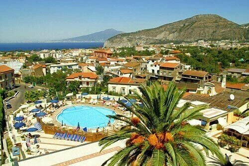 Grand Hotel La Pace - All Inclusive, Забронировать Отель Отели Сант-Аньелло с парковкой, рядом с Железнодорожный вокзал Сант-Аньелло линии Circumvesuviana, Парковка