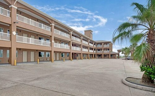 Red Roof Inn PLUS + Galveston - Beachfront, Забронировать Отель Галвестон Texas Gulf Coast