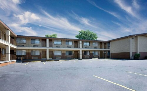Days Inn by Wyndham Spokane, Забронировать Отель Спокан 