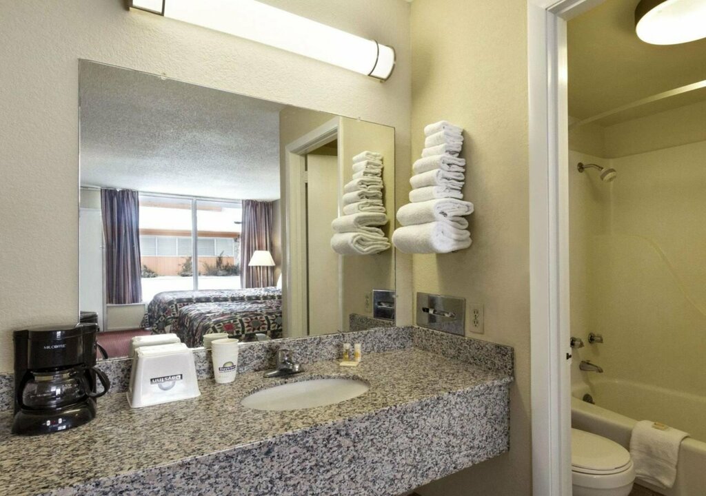 Days Inn by Wyndham White House