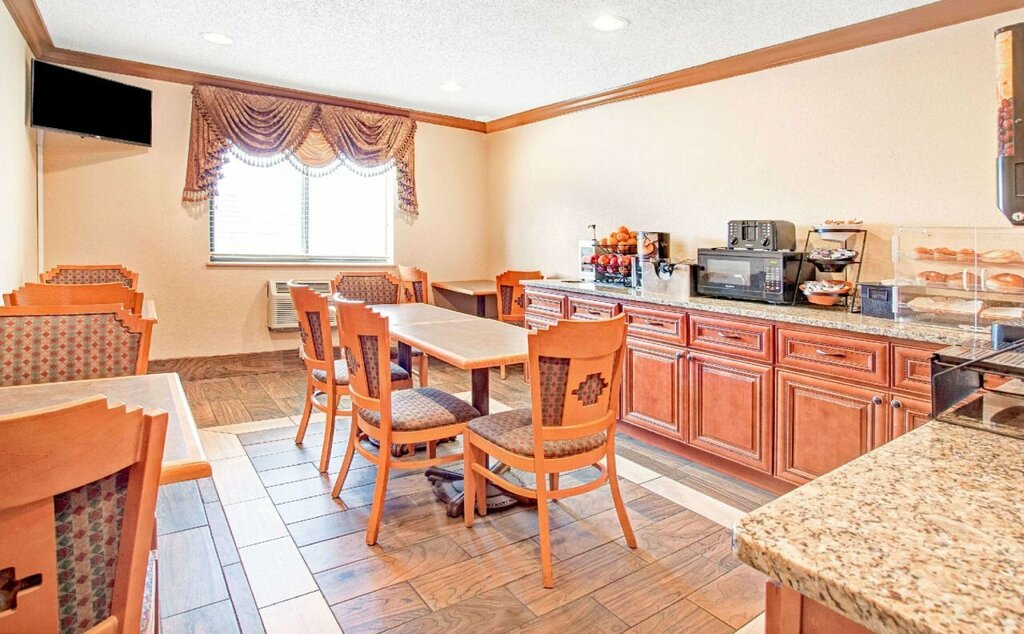American Inn & Suites