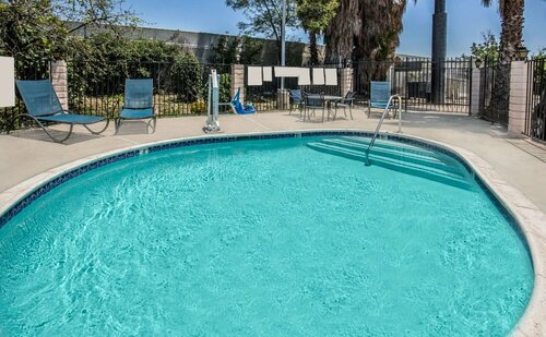 Days Inn by Wyndham Ontario Airport, Забронировать Отель Онтарио Калифорния