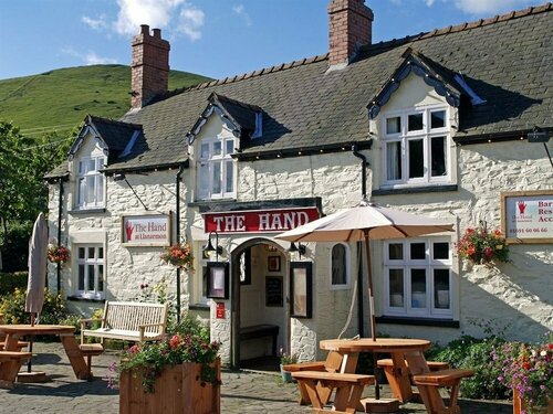 The Hand at Llanarmon, Book Pension Llangollen 