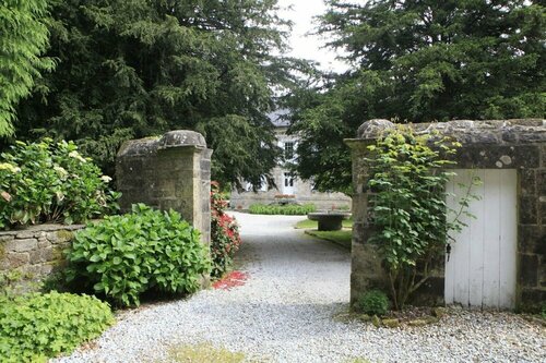 Le Manoir Du Poul Coeur de Bretagne B&B, Book Bed and Breakfast Hoteller i Mellionnec med parkering, Parkering