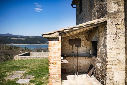 Casale al Lago, Book Hotel Hoteller i Baschi med parkering, Parkering