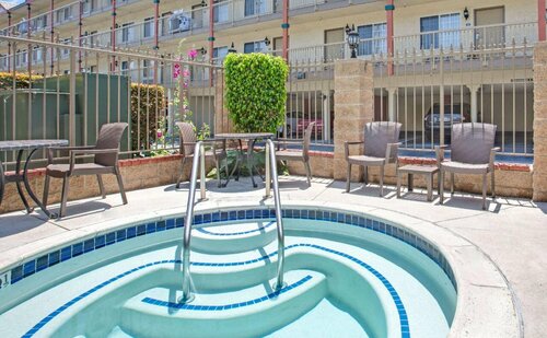 Days Inn by Wyndham Los Angeles LAX South Bay Beach City LA, Забронировать Отель Отели Лондейл с бассейном, Бассейн