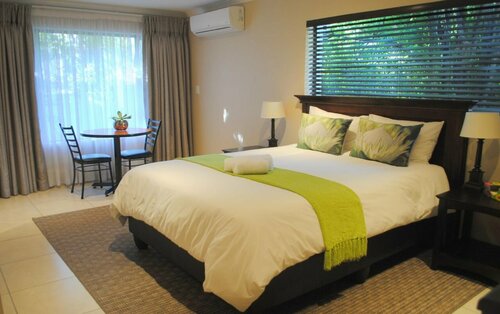 6 on Morris Guest Lodge, Забронировать Гостевой дом Сэндтон Рандбург
