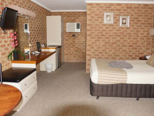 Jolly Swagman Motor Inn Holbrook, Забронировать Отель Отели Холбрук с завтраком, рядом с Ian Geddes Bush Walk, Завтраки