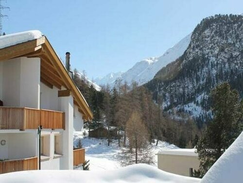 Hotel-Pension Hauser, Book Hotel Upper Engadin hoteller med parkering, Parkering