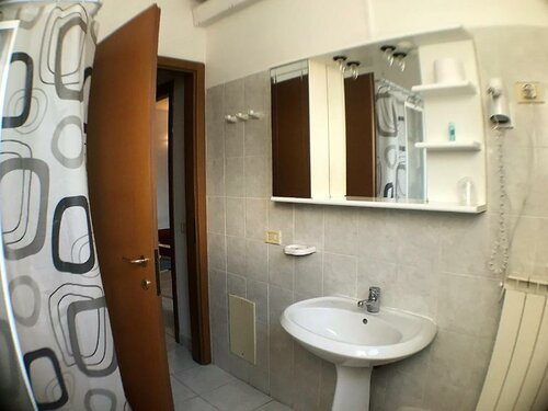 Ascot Lodging, Buchen Sie Hotel Cardano al Campo Lombardei