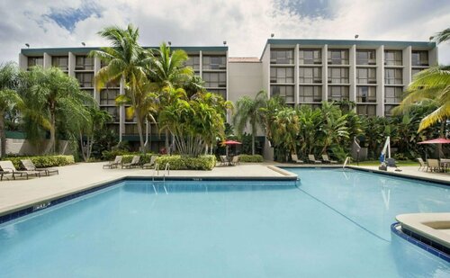 Ramada by Wyndham West Palm Beach Airport, Забронировать Отель Отели Palm Beach County с парковкой, Парковка