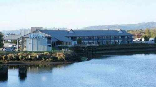 Edgewater Inn and Suites, Prenota Hotel Coos Bay 