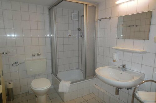 Hotel Metropol, Забронировать Отель Билк Дюссельдорф, рядом с Свободный театр Дюссельдорфа