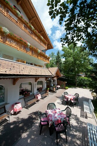 Hotel Cristallo, Забронировать Отель Отели Виго-ди-Фасса с парковкой, рядом с Vigo - Ciampedie Ski Lift, Парковка
