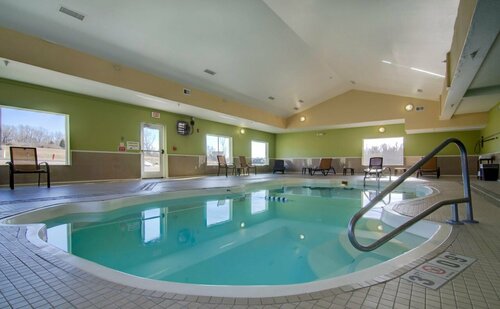 Holiday Inn Express Hotel & Suites Kansas City Sports Complex by IHG, Забронировать Отель Отели Канзаса с парковкой, Парковка