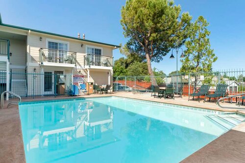 Best Western Cedar Inn & Suites, Buchen Sie Hotel Hotels in Angels Camp mit Parkplatz, Parkplätze