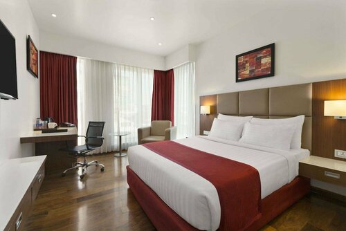 Ramada Encore by Wyndham Bangalore Domlur, Забронировать Отель Отели Бангалора с парковкой, рядом с Больница Манипал, Парковка