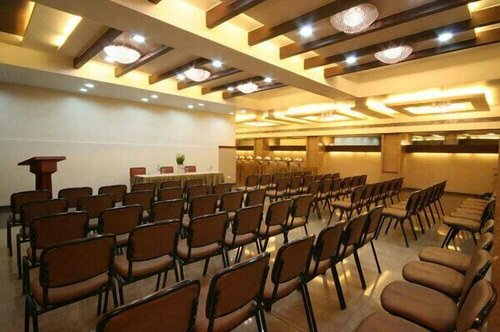 OYO 41076 Hotel Dhiraj Residency, Забронировать Отель Тхана Mumbai Region, рядом с Торговый центр Viviana Mall