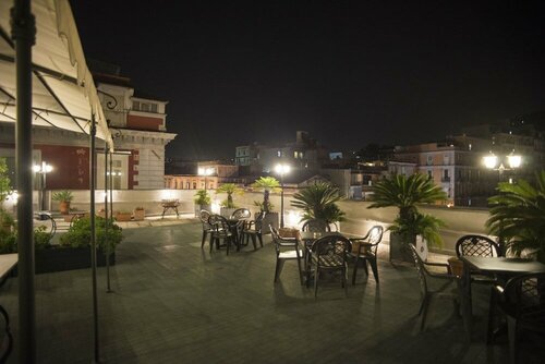 Hotel Real Orto Botanico, Забронировать Отель Неаполь Кампания, рядом с Церковь Пио Монте делла Мизерикордия