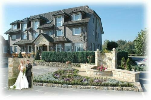 Hotel Restaurant Bergeshöhe, Забронировать Отель Отели Меттинген 3 звезды, 3*
