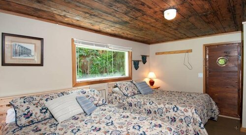 Birds Bay Retreat, Забронировать Отель Отели Уклуэлет с парковкой, рядом с Пляж Терранс, Парковка