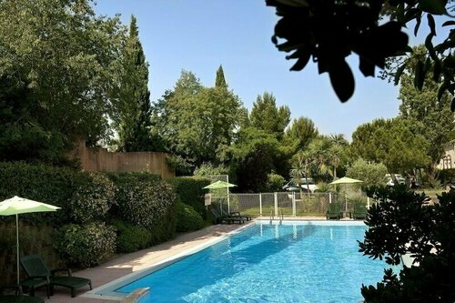Escale Oceania Aix-en-Provence, Забронировать Отель Экс-ан-Прованс Буш-дю-Рон, рядом с Центр искусств «Отель де Комон»